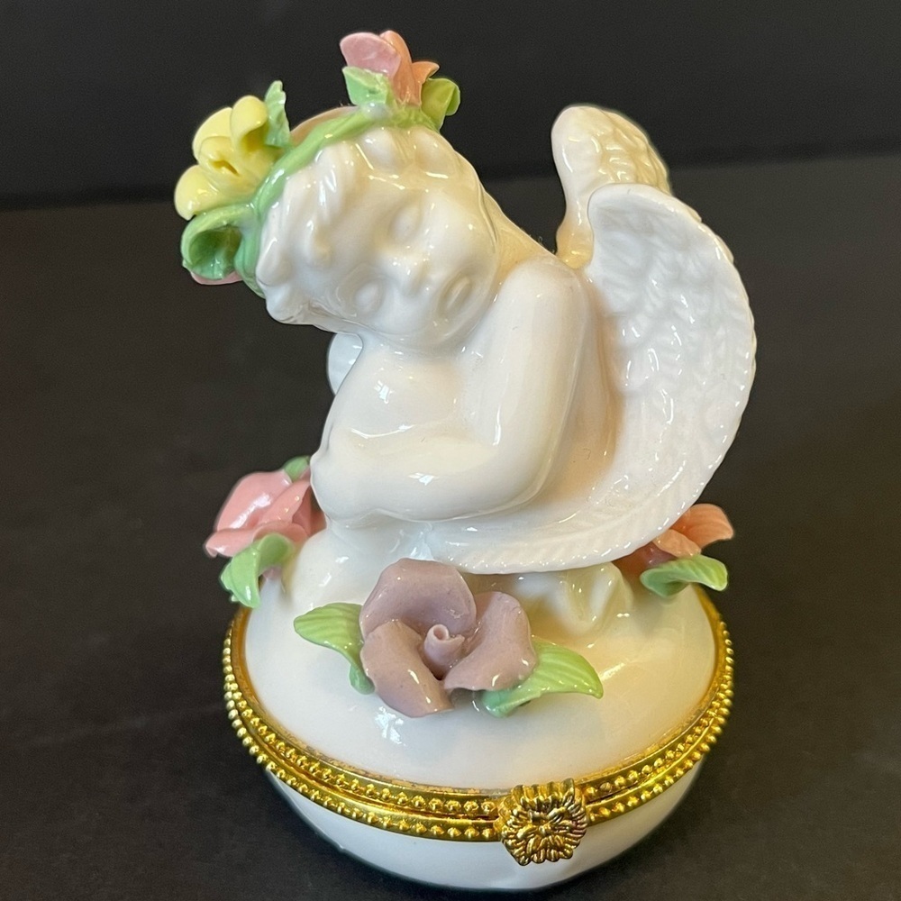 Sleeping Angel Cherub Porcelain Hinged Trinket Box Rose Garden Angelic White